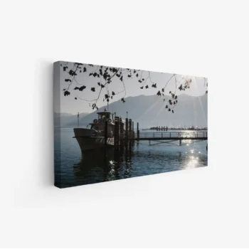 لوحة بحر تعكس أشعة الشمس على المياه الهادئة مع قارب راسي وأشجار تتدلى، لوحات جمادات ومعالم، لوحات كانفاس.