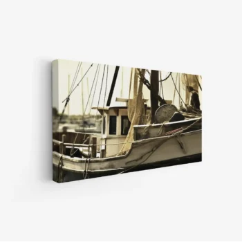 لوحة بحرية قديمة تظهر قاربًا خشبيًا مع شباك صيد وألوان دافئة تعكس أجواء البحر، لوحات طبيعة، لوحات كانفاس أنيقة