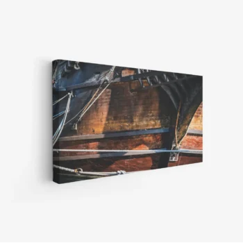 لوحة بحرية تظهر تفاصيل خشبية مع حبال متشابكة وألوان دافئة تعكس جوًا تاريخيًا، لوحات فنية مودرن، لوحات كانفاس.