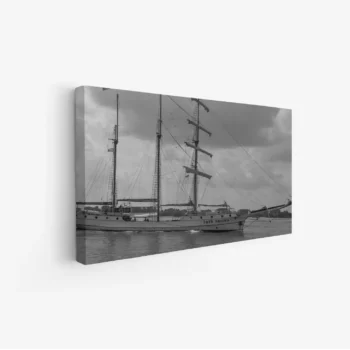 لوحة بحرية بسفينة شراعية في مياه هادئة مع سماء غائمة، تعكس أجواء المغامرة والهدوء، لوحات طبيعة، لوحات كانفاس.