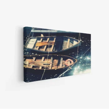 لوحة بحرية تظهر قوارب خشبية عائمة فوق مياه زرقاء لامعة، تعكس أضواء الشمس، لوحات جمادات ومعالم، لوحات كانفاس أنيقة.