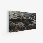 لوحة بحر بألوان دافئة تعكس أجواء الاسترخاء مع حبال متشابكة على سطح خشبي، لوحات جمادات ومعالم، لوحات كانفاس.