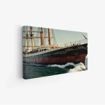لوحة بحرية لسفينة قديمة تبحر في مياه زرقاء مع أمواج بيضاء، أجواء تاريخية رائعة، لوحات طبيعة، لوحات كانفاس.