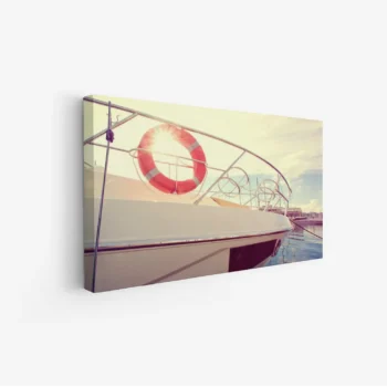 لوحة بحر بألوان دافئة تعكس ضوء الشمس على سطح الماء مع طوق نجاة أحمر، لوحات طبيعة، لوحات كانفاس أنيقة