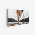 لوحة بحر بألوان هادئة تعكس جمال الطبيعة مع قارب يبحر بين الجبال، لوحات جمادات ومعالم، لوحات كانفاس.