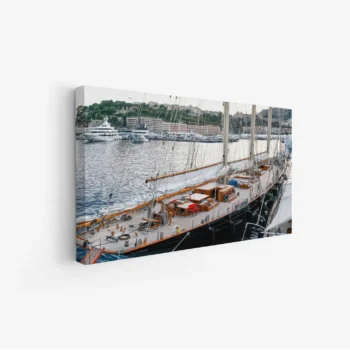 لوحة بحرية تظهر يختًا فاخرًا يرسو بجانب الميناء مع ألوان زرقاء وبيضاء هادئة، لوحات طبيعة، لوحات كانفاس أنيقة