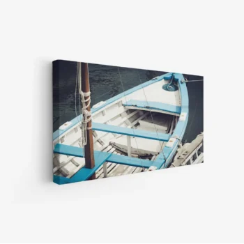 لوحة بحرية تظهر قاربًا أبيض مزينًا بألوان زرقاء، تعكس أجواء هادئة ومريحة، لوحات طبيعة، لوحات كانفاس.