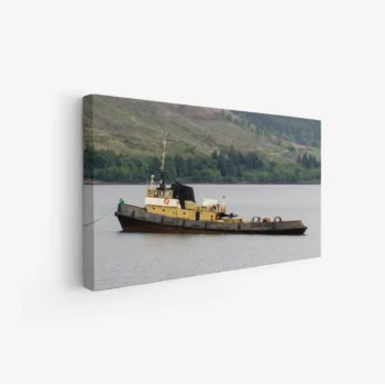 لوحة بحرية تظهر قاربًا قديمًا بلون أصفر مع خلفية خضراء وجبال، تعكس هدوء الطبيعة، لوحات طبيعة، لوحات كانفاس.