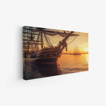 لوحة بحرية لسفينة تاريخية تحت أشعة الشمس الذهبية، تعكس ألوان دافئة وجو هادئ، لوحات طبيعة، لوحات كانفاس.