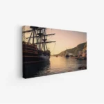 لوحة بحرية تعكس غروب الشمس بألوان دافئة وسفينة تاريخية تبحر في مياه هادئة، لوحات مناظر طبيعية، لوحات كانفاس.