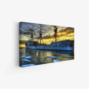 لوحة بحرية لسفينة تاريخية تحت سماء غائمة بألوان دافئة وباردة، تعكس أجواء المغامرة، لوحات مناظر طبيعية، لوحات كانفاس.