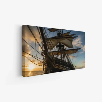 لوحة بحرية لسفينة قديمة تحت سماء غائمة بألوان دافئة، تعكس أجواء المغامرة والحرية، لوحات طبيعة، لوحات كانفاس.