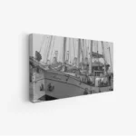 لوحة بحرية بتدرجات رمادية تظهر قوارب شراعية في ميناء هادئ، تعكس أجواء السكون والذكريات، لوحات طبيعة، لوحات كانفاس.