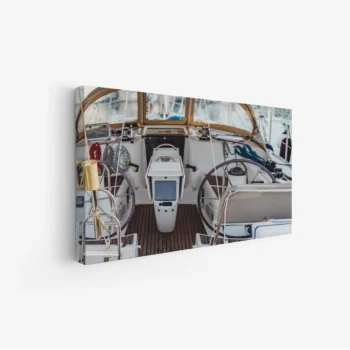 لوحة بحرية تعكس تفاصيل قارب أنيق بألوان هادئة وجو مريح، لوحات طبيعة، لوحات كانفاس.