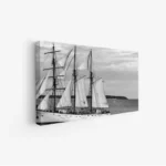 لوحة بحرية بسفن شراعية ذات أشرعة بيضاء في أجواء غائمة، تعكس هدوء البحر، لوحات طبيعة، لوحات كانفاس.