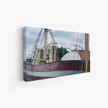 لوحة بحرية تظهر سفينة تقليدية بألوان دافئة تحت سماء غائمة، تعكس أجواء هادئة، لوحات مناظر طبيعية، لوحات كانفاس، لوحات جدارية.
