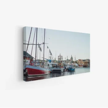 لوحة بحرية تضم قوارب ملونة تعكس ألوان السماء الزرقاء، مع أجواء هادئة ومريحة، لوحات طبيعة، لوحات كانفاس.