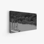 لوحة بحرية بسفينة تاريخية وسط مياه هادئة وأشجار خضراء، أجواء كلاسيكية ساحرة، لوحات طبيعة، لوحات كانفاس أنيقة