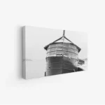 لوحة بحرية تعكس قاربًا قديمًا بلون أسود وأبيض، مع أجواء هادئة وسكون مائي، لوحات مناظر طبيعية، لوحات كانفاس.