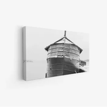 لوحة بحرية تعكس قاربًا قديمًا بلون أسود وأبيض، مع أجواء هادئة وسكون مائي، لوحات مناظر طبيعية، لوحات كانفاس.