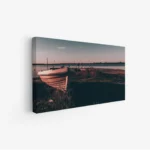 لوحة بحرية تظهر قاربًا قديمًا على ضفاف مائية هادئة بألوان دافئة وجو رومانسي، لوحات طبيعة، لوحات كانفاس.