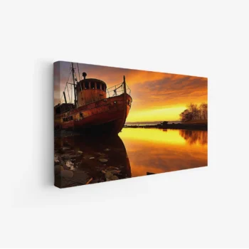 لوحة بحرية لسفينة قديمة تحت سماء غائمة بألوان دافئة تعكس على الماء، لوحات طبيعة، لوحات كانفاس أنيقة.