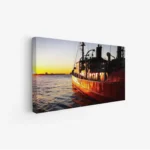 لوحة بحرية لغروب الشمس مع قارب يطفو على المياه الهادئة، ألوان دافئة وجو رومانسي، لوحات طبيعة، لوحات كانفاس أنيقة