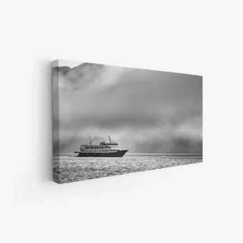 لوحة بحرية بسفينة في أجواء ضبابية مع تدرجات رمادية، تعكس هدوء البحر، لوحات مناظر طبيعية، لوحات كانفاس.