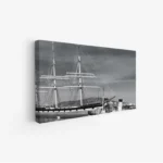 لوحة بحرية بسفينة قديمة تحت سماء غائمة بألوان رمادية، تعكس أجواء تاريخية، لوحات فنية مودرن، لوحات كانفاس.