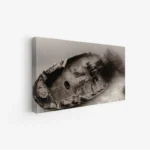 لوحة بحرية غامضة تظهر سفينة غارقة بألوان رمادية داكنة، تعكس شعور الحزن والعمق، لوحات طبيعة، لوحات كانفاس.