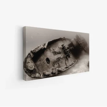 لوحة بحرية غامضة تظهر سفينة غارقة بألوان رمادية داكنة، تعكس شعور الحزن والعمق، لوحات طبيعة، لوحات كانفاس.