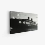 لوحة بحرية بسفينة أنيقة تعكس أضواء السماء الرمادية، جو هادئ ومثير، لوحات طبيعة، لوحات كانفاس.