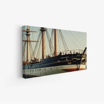 لوحة بحرية لسفينة قديمة بألوان دافئة وأجواء تاريخية، تعكس روح المغامرة والبحرية، لوحات جدارية، لوحات كانفاس.