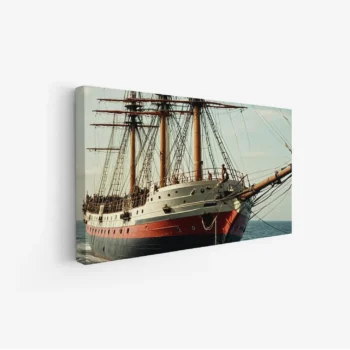 لوحة بحر تعكس سفينة تاريخية بألوان دافئة تحت سماء زرقاء، جو من المغامرة والهدوء، لوحات مناظر طبيعية، لوحات كانفاس.