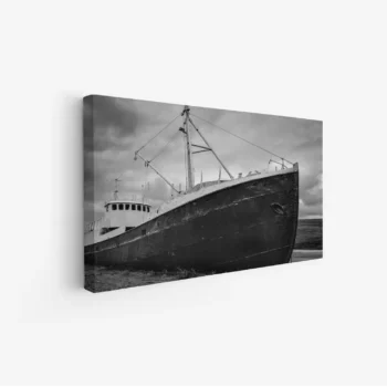 لوحة بحرية بسفينة قديمة تحت سماء غائمة بألوان رمادية، تعكس شعور الحنين والهدوء، لوحات طبيعة، لوحات كانفاس.