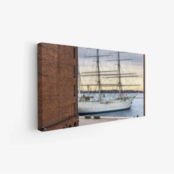 لوحة بحرية لسفينة بيضاء تبحر في مياه هادئة تحت سماء رمادية، تعكس أجواء السكون، لوحات طبيعة، لوحات كانفاس.