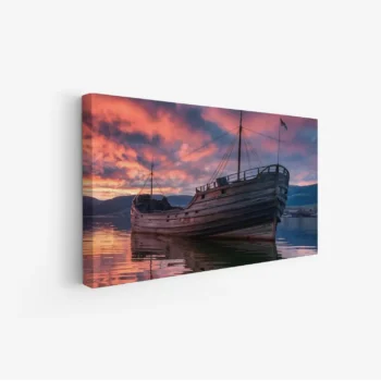 لوحة بحرية لسفينة خشبية تعكس ألوان الغروب الزاهية على سطح الماء الهادئ، لوحات طبيعة، لوحات كانفاس أنيقة