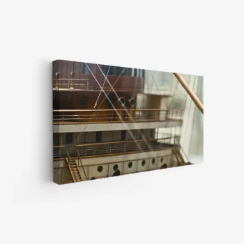 لوحة بحرية توضح تفاصيل سفينة خشبية بألوان دافئة وإضاءة ناعمة، تعكس أجواء المغامرة، لوحات فنية مودرن، لوحات كانفاس.