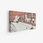 لوحة بحرية تظهر قاربًا أبيض يرسو بجانب مباني حمراء، أجواء هادئة ومريحة، لوحات طبيعة، لوحات كانفاس أنيقة