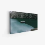 لوحة بحرية هادئة تعكس مياه زرقاء عميقة مع قارب صغير، أجواء مريحة وسكون، لوحات طبيعة، لوحات كانفاس.