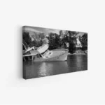 لوحة بحرية لسفينة غارقة وسط مياه هادئة وأشجار محيطة، أجواء درامية باللونين الأبيض والأسود، لوحات طبيعة، لوحات كانفاس.