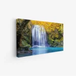 لوحات مناظر طبيعية لشلالات مائية محاطة بأشجار ذهبية وزرقة مياه هادئة، جو مريح. لوحات فخمة، لوحات جدارية للمنزل، لوحات أنيقة.