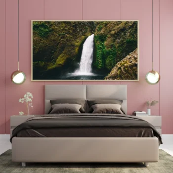 لوحات مناظر طبيعية تتضمن شلالًا محاطًا بجبال خضراء، ألوان زاهية وجو هادئ. لوحات جدارية للمنزل، لوحات فخمة، لوحات أنيقة.