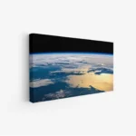 لوحة مناظر طبيعية تظهر الأرض من الفضاء بألوان زرقاء وذهبية، جو هادئ ومهيب،مناظر طبيعية، لوحات فخمة، لوحات جدارية للمنزل.