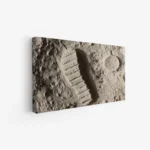 لوحة آثار أقدام على رمال ناعمة بلون رمادي فاتح، تعكس أجواء هادئة وغامضة، مناظر طبيعية، لوحات جدارية أنيقة، لوحات فنية عصرية.