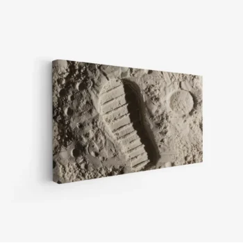 لوحة آثار أقدام على رمال ناعمة بلون رمادي فاتح، تعكس أجواء هادئة وغامضة، مناظر طبيعية، لوحات جدارية أنيقة، لوحات فنية عصرية.