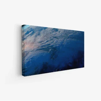 لوحة بحر هادئ بألوان زرقاء عميقة مع أمواج هادئة تعكس جوًا من السكون، مناظر طبيعية، لوحات فنية عصرية، لوحات جدارية للمنزل، لوحات أنيقة.