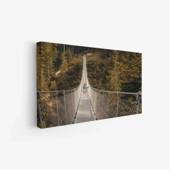لوحة جسر معلق - شخص يسير - غابات خضراء - هادئ - لوحات طبيعة - لوحات كانفاس