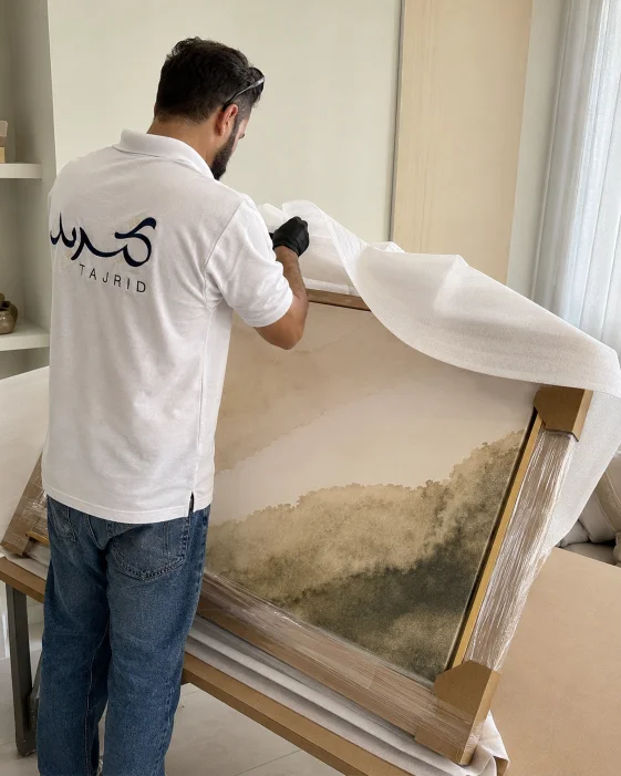 تغليف اللوحات بعناية